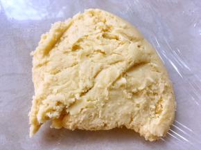 取一半倒在保鲜膜上