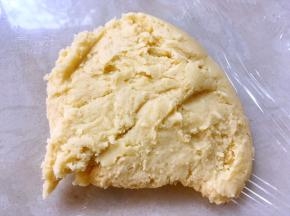 取一半倒在保鲜膜上