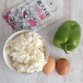 准备食材.两个鸡蛋、一个青椒、一碗白米饭，一包酷克壹佰意大利面肉酱。