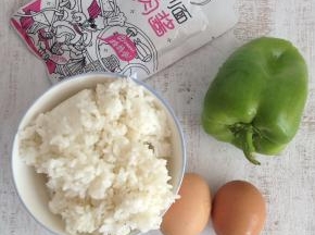 准备食材.两个鸡蛋、一个青椒、一碗白米饭，一包酷克壹佰意大利面肉酱。