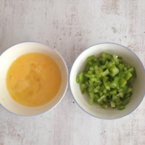 鸡蛋打散、青椒切小粒。