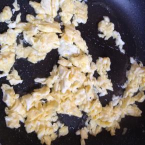 锅内倒入适量食用油，将鸡蛋煸炒边划散成小块，盛出备用。