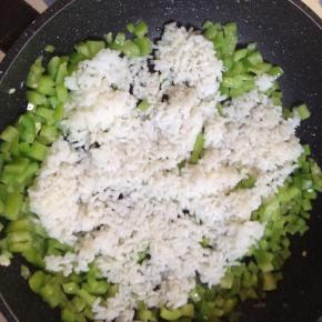 青椒变色后加入米饭翻炒。