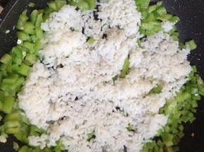 青椒变色后加入米饭翻炒。