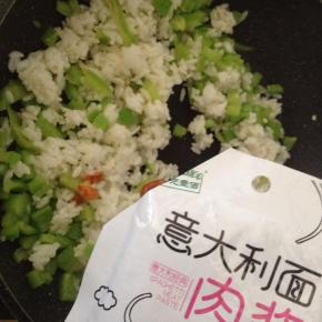 加入酷克壹佰意大利面肉酱，继续翻炒。