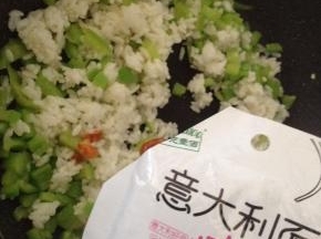 加入酷克壹佰意大利面肉酱，继续翻炒。