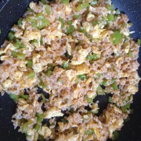 翻炒至米饭松散，撒少许盐调味，即可出锅。