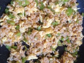 翻炒至米饭松散，撒少许盐调味，即可出锅。