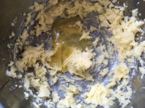 分次加入全蛋液，打发均匀