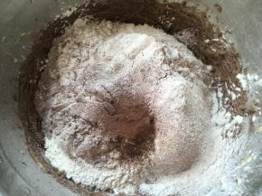 过筛低筋面粉跟可可粉，用刮刀切拌均匀