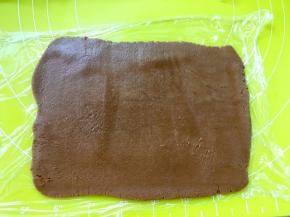 将可可面团倒在保鲜膜上，也擀成0.2厘米厚的长方形，大小尽量跟原色面片相同