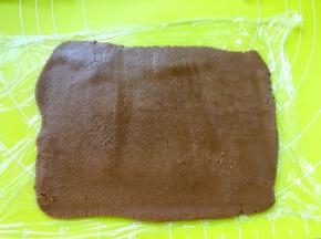 将可可面团倒在保鲜膜上，也擀成0.2厘米厚的长方形，大小尽量跟原色面片相同