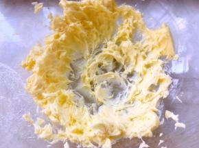 黄油室温软化，打蛋器打散
