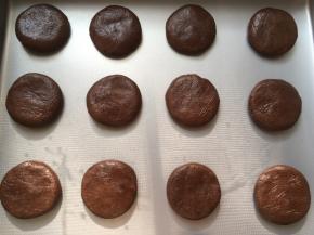 将每一份用手搓圆压扁，放在烤盘内