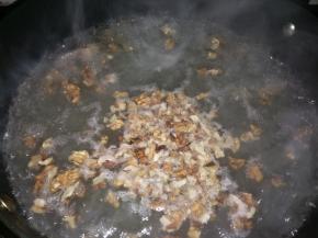 锅里水烧开，核桃仁入锅中氽水至熟。