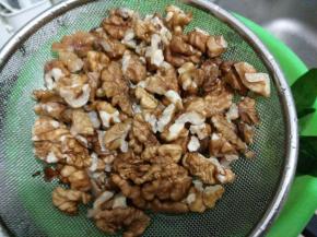 核桃仁冼净备用。