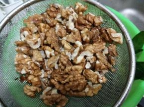 核桃仁冼净备用。
