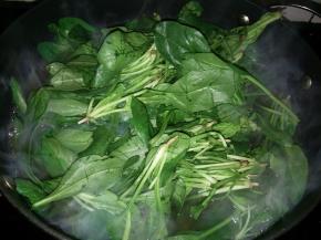 水再次烧开，放入菠菜焯至变色捞出。