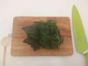 沥去水分的菠菜切成段。