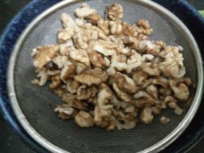 捞出核桃仁沥干水分。