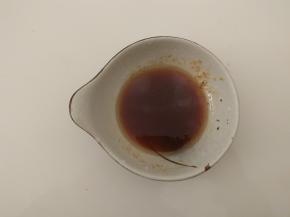 香油、蚝油、盐和鸡精放入小碗中调成味汁。