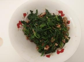 用筷子搅拌均匀。