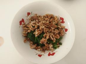 把核桃仁和切成段的菠菜放入大碗中。