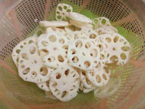 莲藕冼净去皮切片。