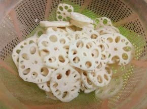 莲藕冼净去皮切片。
