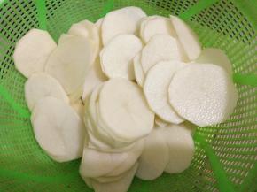 土豆冼净去皮切片。