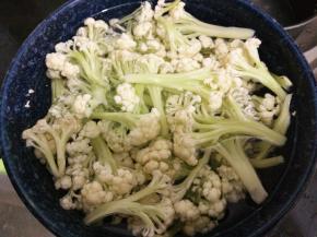 花菜择成小朵，用盐水浸泡十分钟后清洗干净。