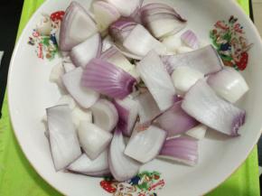 洋葱冼净切块。