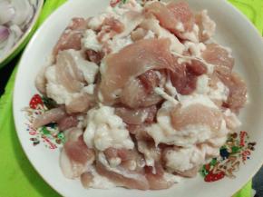 五花肉冼净切片。