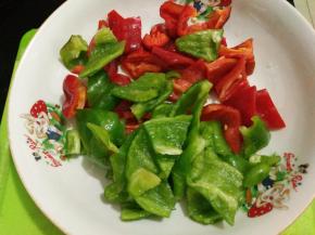 青、红椒切块。