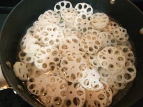 水再次烧开，放入藕片焯熟捞出沥干水分。