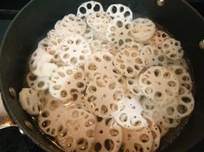 水再次烧开，放入藕片焯熟捞出沥干水分。