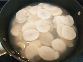水再次烧开，放入土豆片焯熟捞出沥干水分。