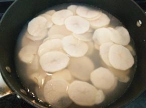 水再次烧开，放入土豆片焯熟捞出沥干水分。