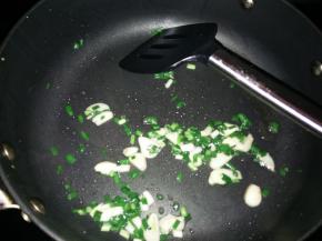 放入葱花姜蒜片炒出香味。