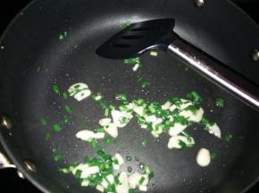 放入葱花姜蒜片炒出香味。