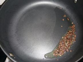 锅里放少许油，放入适量花椒煎出香味后捞出花椒（习惯花椒麻味的可以不用捞出）。