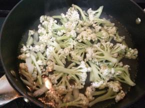 锅里加水烧开，放入花菜焯至变色捞出沥干水分。