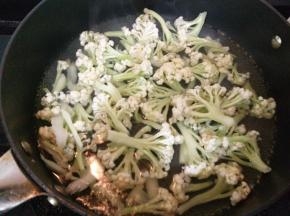 锅里加水烧开，放入花菜焯至变色捞出沥干水分。