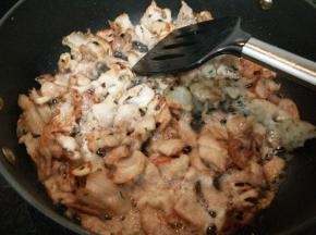 加入五花肉片煸炒出油，炒出香味。