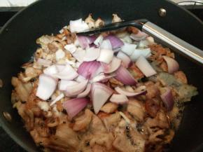 加入洋葱炒出香味。