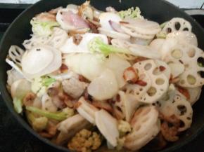 加入藕片、土豆片、杏鲍茹片、花菜，翻炒片刻。