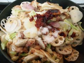 加入生抽2汤匙、蚝油1汤匙、郫县豆瓣酱2汤匙、花椒适量、糖1汤匙，翻炒均匀。