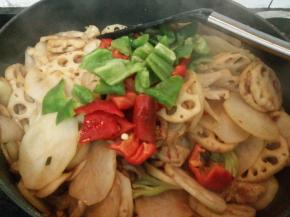 加入青红椒翻炒至断生关火。