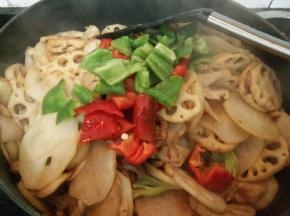 加入青红椒翻炒至断生关火。