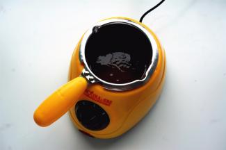 黑巧克力切碎后加热融化备用。